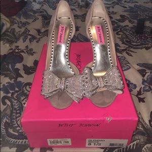 Brand new heels, 8.5